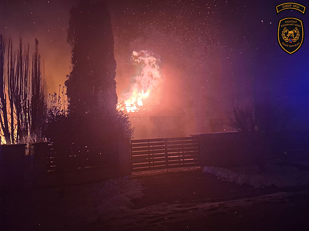 Požár rodinného domu v Kroměříži má jednu oběť. Druhá osoba je v nemocnici