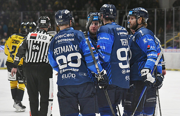 ONLINE: Pardubice srovnávají ve Varech, Třinec vyhrál. Plzeň dává osmý gól