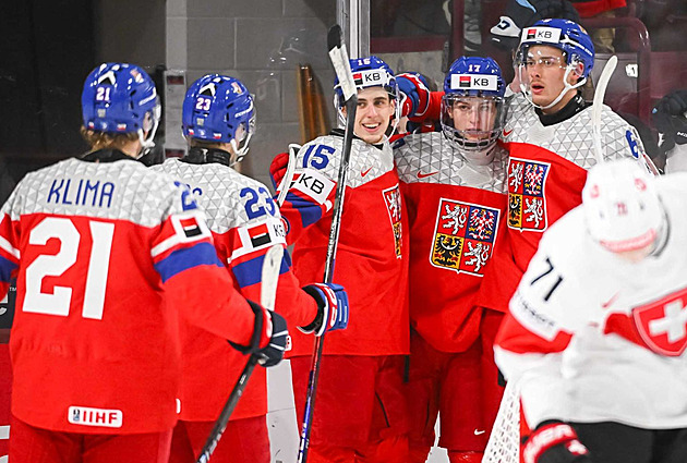 ONLINE: Česko - Švýcarsko 6:2. Junioři míří do semifinále, v přesilovce zvyšuje Fibigr