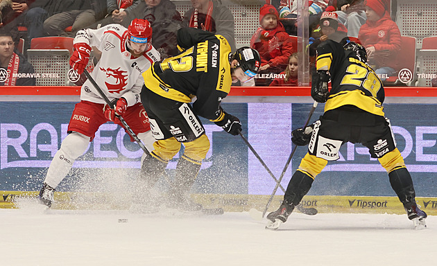 ONLINE: Kladno vede na Spartě, lídr ztrácí s Vítkovicemi. Třinec vyhrál v prodloužení