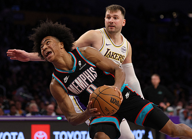 Booker trojkou v poslední sekundě zařídil výhru nad lídrem NBA, Dončič zase v ráži