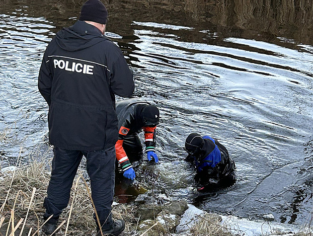 Chybějící část těla brutálně zavražděné ženy našli v říčce, pomohl služební pes