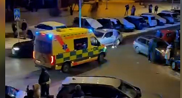Volající řidič lhostejně blokoval spěchající sanitku, pátrá po něm policie