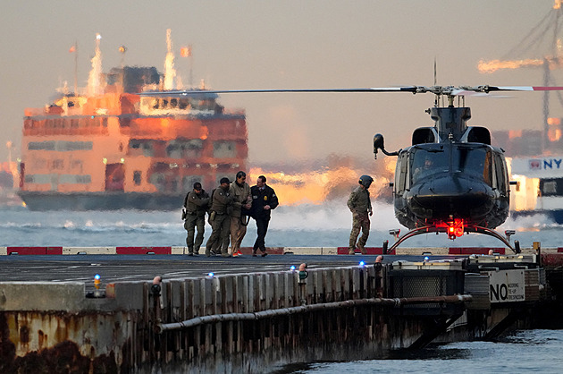 Maduro dokulhal k soudu. Může říct, zda se cítí nevinný, a uslyší, zda dostane kauci