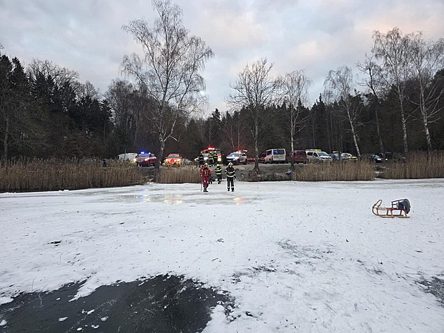 Nebezpečí tenkého ledu. Na rybníku u Kladna se propadli bruslaři, v Labi utonul pes