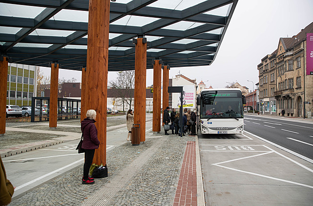 Cestujících ve vlacích i autobusech ubylo, levný benzin nahnal lidi do aut