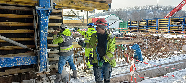 Bez ohledu na mráz. Stavbu dálničního tunelu Homole nezastavily ani nízké teploty