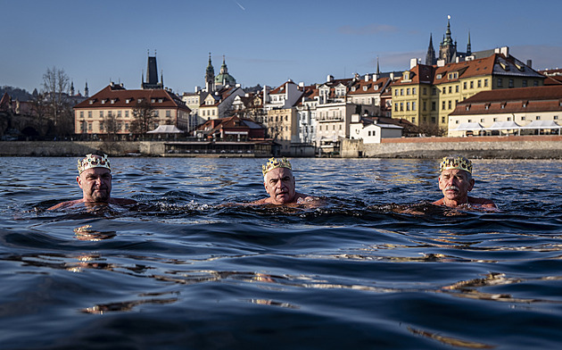Pořádně studené tříkrálové plavání. Ve Vltavě kvůli otužilcům museli bourat led