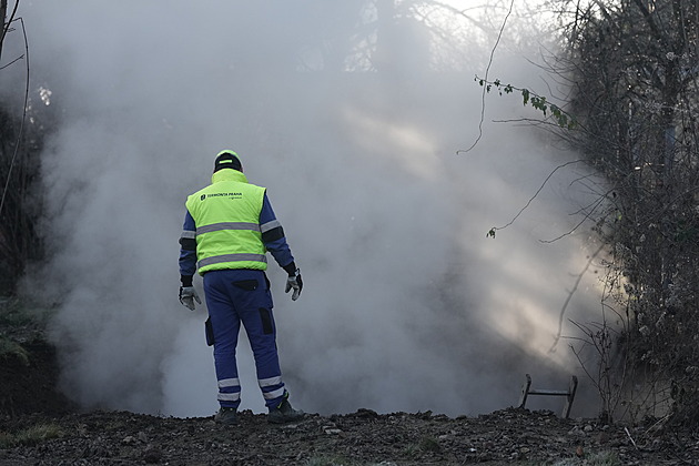 Desítky tisíc lidí v Praze jsou kvůli poruše bez tepla, některé školy zrušily výuku