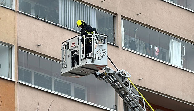 Požár na pražském sídlišti, hasiči evakuovali celý panelák