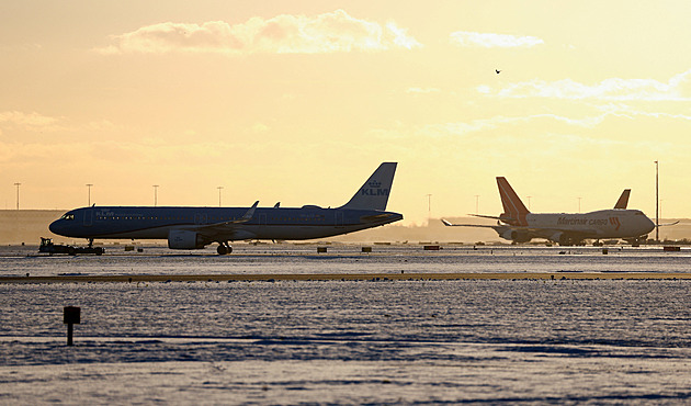 Stovky zrušených letů, pět mrtvých ve Francii. Sníh paralyzuje Evropu