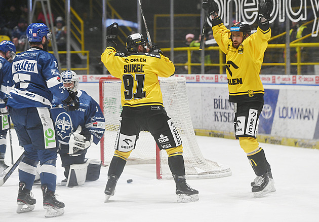 ONLINE: Kladno prohrává v Litvínově, Pardubice srovnaly vyhrocený duel na Spartě