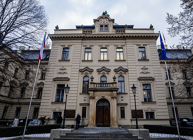 Před Úřadem vlády už nevisí vlajka Ukrajiny. Místo ní je tam vlajka EU