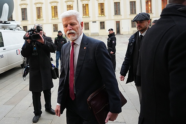 Ministři jednali s Pavlem o muniční iniciativě. Nová vláda ji nezruší