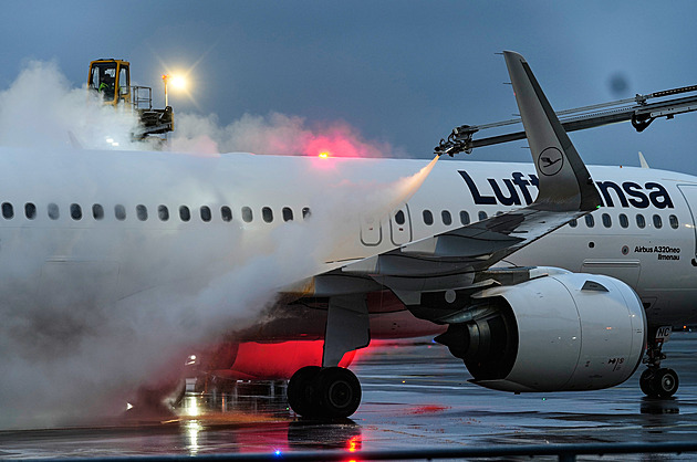 Sněhová kalamita komplikovala dopravu v Evropě. Amsterdam zrušil 800 letů