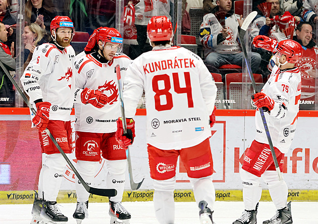 ONLINE: Třinec v dohrávce hostí Vary, Minárik mírní debakl před třetí třetinou