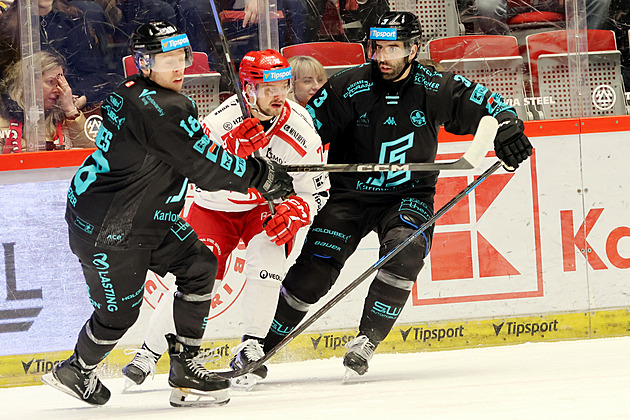 ONLINE: Třinec v dohrávce hostí Vary, Šťastný ve třetí třetině snižuje debakl