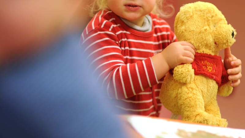 Drama v Liberci: O vydání cizího dítěte se snažil „strejda Michal“. Učitelky příkladně zasáhly