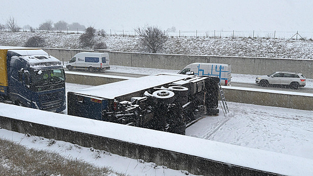 V Česku už intenzivně sněží. Komplikace v dopravě, dálnice kvůli nehodám stojí