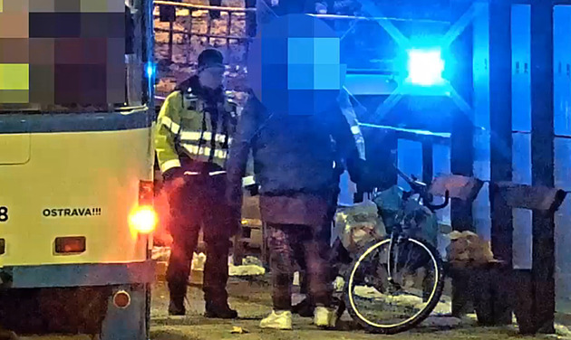 Strážníci vytáhli z tramvaje nálezce mobilu. Chtěl jsem ho prodat, přiznal