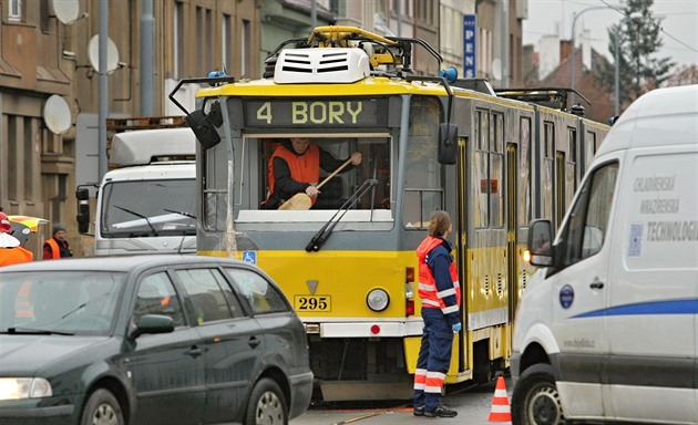 Měla ho v kolejišti vidět. Tramvajačka za uvláčení mladíka přesto do vězení nepůjde