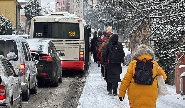 Sněžení v Praze komplikuje dopravu. Kamiony blokovaly výjezdy z města
