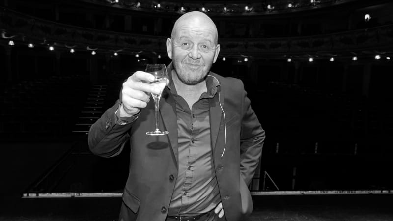 Sledujte PŘENOS: Utajovaný pohřeb herce Nečase. Loučí se rodina, hokejista Voráček i Vaculík