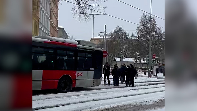 Mladíci roztlačili na sněhu autobus. Ještě kousek, přitlačte, povzbuzoval je řidič