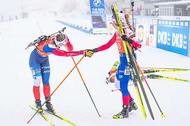 Biatlon ONLINE: Ženy bojují ve štafetě. Charvátová musela na dvě trestná kola