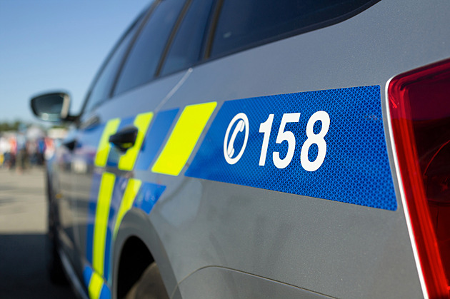 Na dálnici D3 na Krumlovsku havarovali policisté. Jeli k výhrůžce sebevraždou