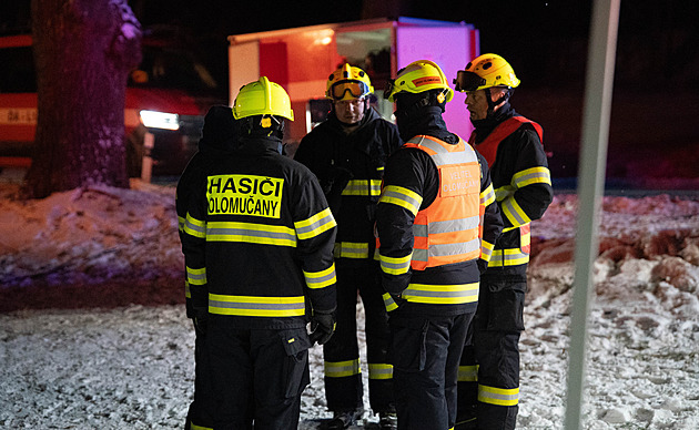 Na 80 hasičů už hodiny zachraňuje zraněného muže v jeskyni. Vyprostí ho až ráno