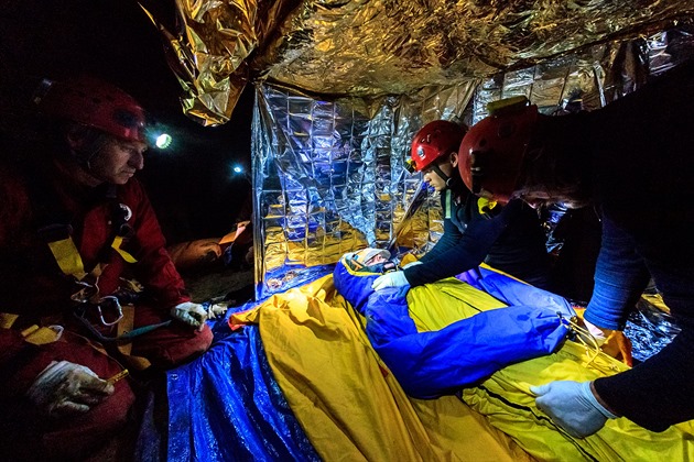 OBRAZEM: Zima, bláto, tma. Vydal jsem se zachraňovat jeskyňáře
