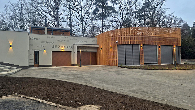 Pro dětskou skupinu i občerstvení. V rekreační lokalitě stojí nová budova