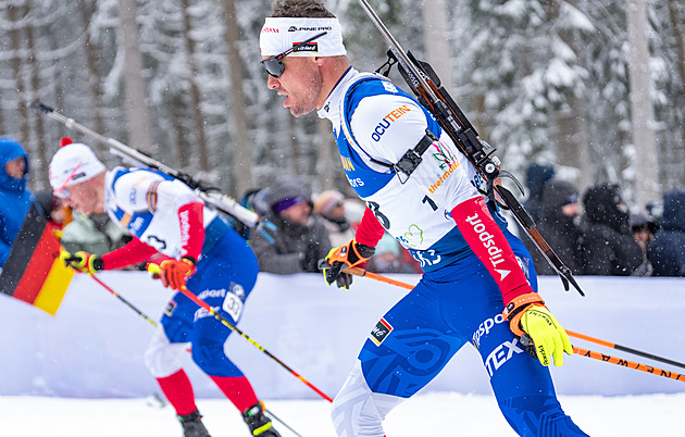 Biatlon ONLINE: Muži jedou štafetu, Krčmář musel vleže třikrát dobíjet a ztrácí