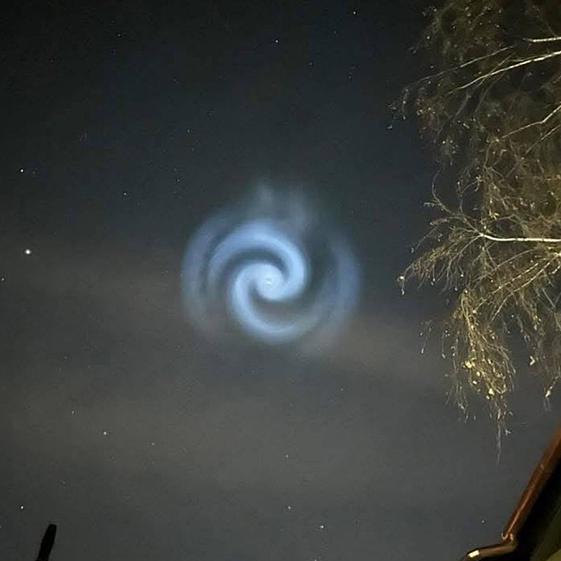 Zvláštní oblak na noční obloze ohromil Čechy. Způsobil ho manévr Muskovy rakety