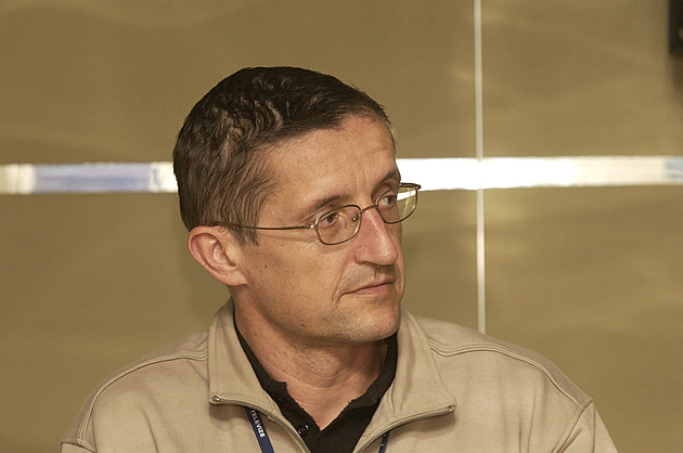 Aha… tak on to dojel bez posádky. Komentátor Bažant přehlédl krizovou jízdu