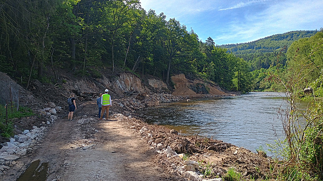 Cyklostezka je hotová, padají však na ni kameny. Sanace svahu projekt dál prodraží