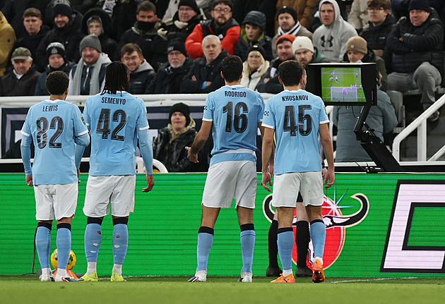 Semenyo pálil a Anglii zase namíchl VAR: Jde proti logice hry, stěžují si fanoušci