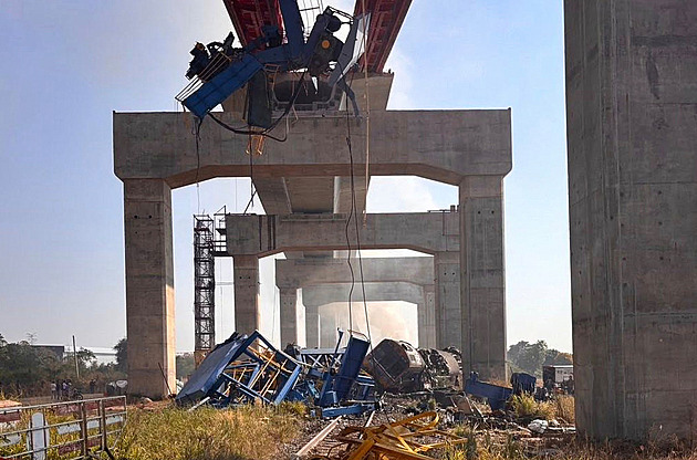 V Thajsku se zřítil jeřáb, totálně rozdrtil projíždějící vlak. Mrtvých jsou desítky
