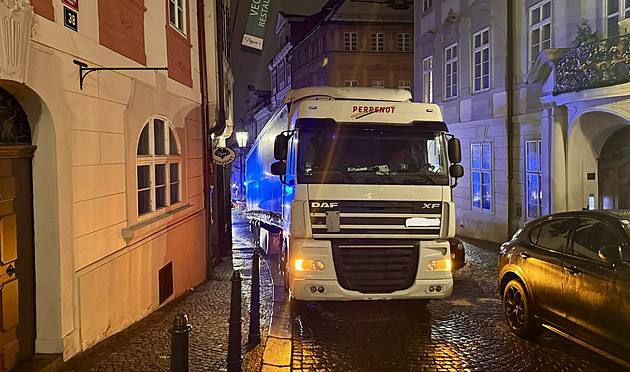 Ach, ta navigace. Řidič kamionu to vzal přes úzkou Nerudovku, tam se zasekl