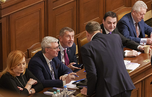 Poslanci délkou diskuse před hlasováním o důvěře vládě zlomili rekord