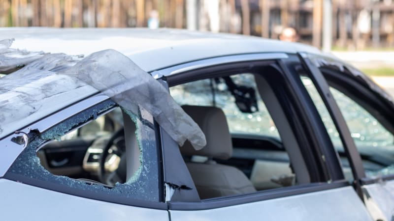 Smrtelná nehoda u Prahy: Osamocený řidič zůstal zaklíněný, auto v příkopě nalezli ráno