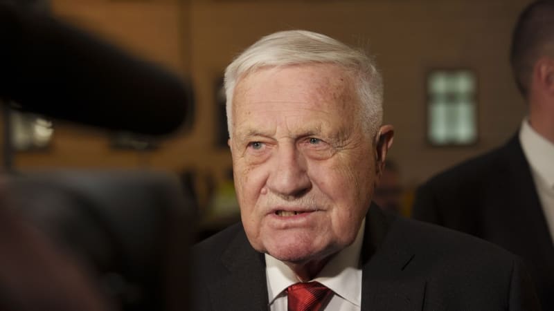 Ekonomický nesmysl, sepsul Klaus vládu kvůli zásahu do cen paliv. Vzpomněl si na komunismus