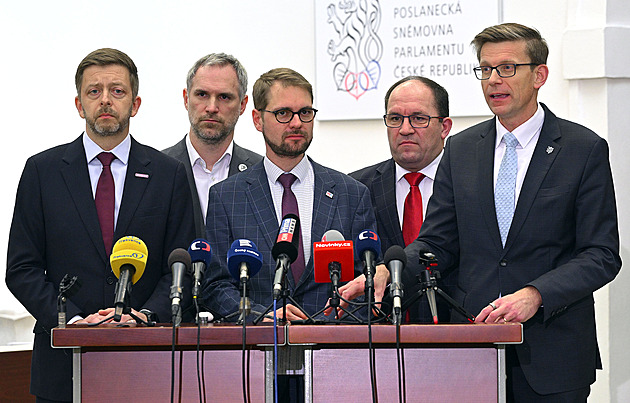 Kvůli financování ČT i zdražování pohonných hmot bude mimořádná schůze Sněmovny