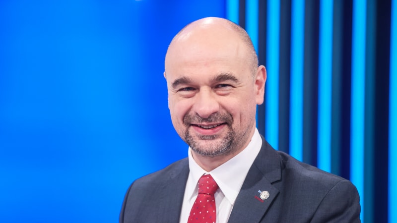 Omluven z pracovních důvodů. Kolovratník šel ale místo Sněmovny na hokej, hájí se schůzkami