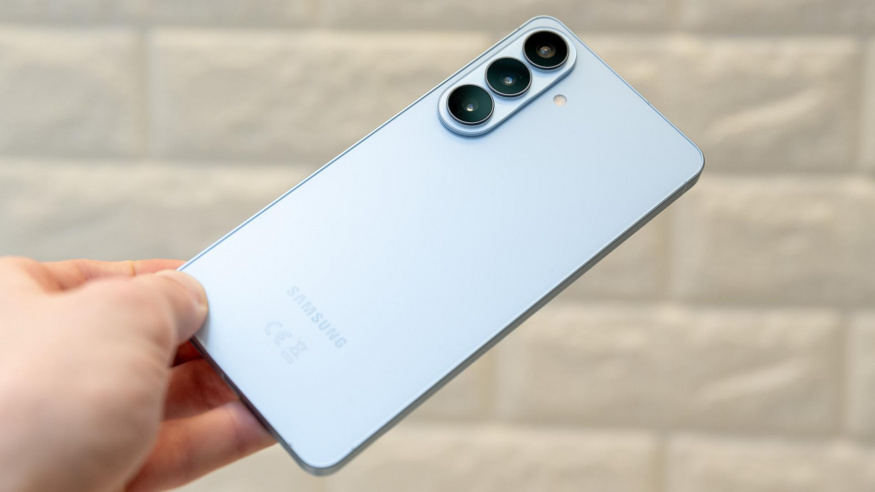 Míří základní vlajky do propadliště dějin? Výrobci je od „ultra“ modelů čím dál více osekávají