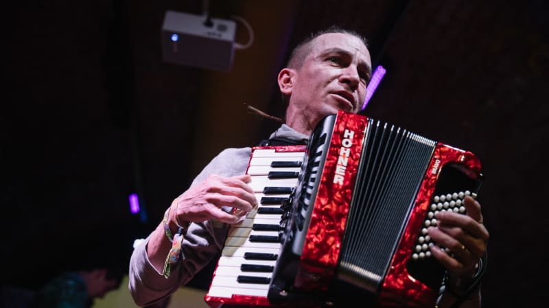 Hledá se, píše Bartoš. Z auta mu ukradli harmoniku, sledujícím poslal jasný vzkaz