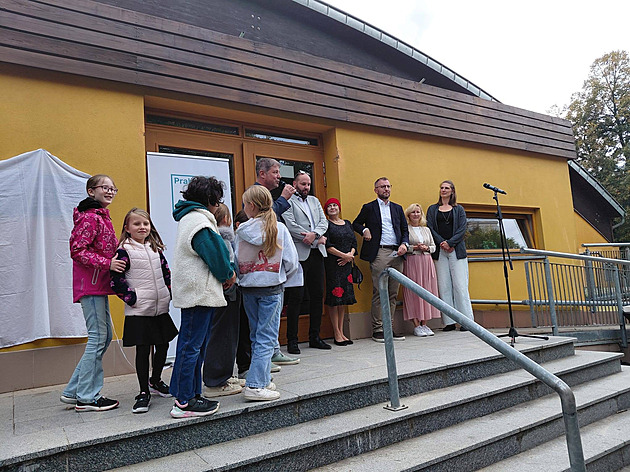 Škola vzdala hold gymnastce Věře Čáslavské. Žáci odhalili její pamětní desku