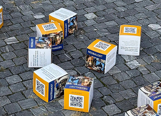Sedm hříchů primátorky. Kdosi poházel po Hradci krabice s kritikou vedení