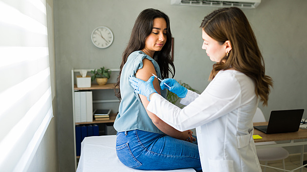 Zdravotníci nechtějí vakcíny, epidemii navzdory. Nemocnice hledají motivaci